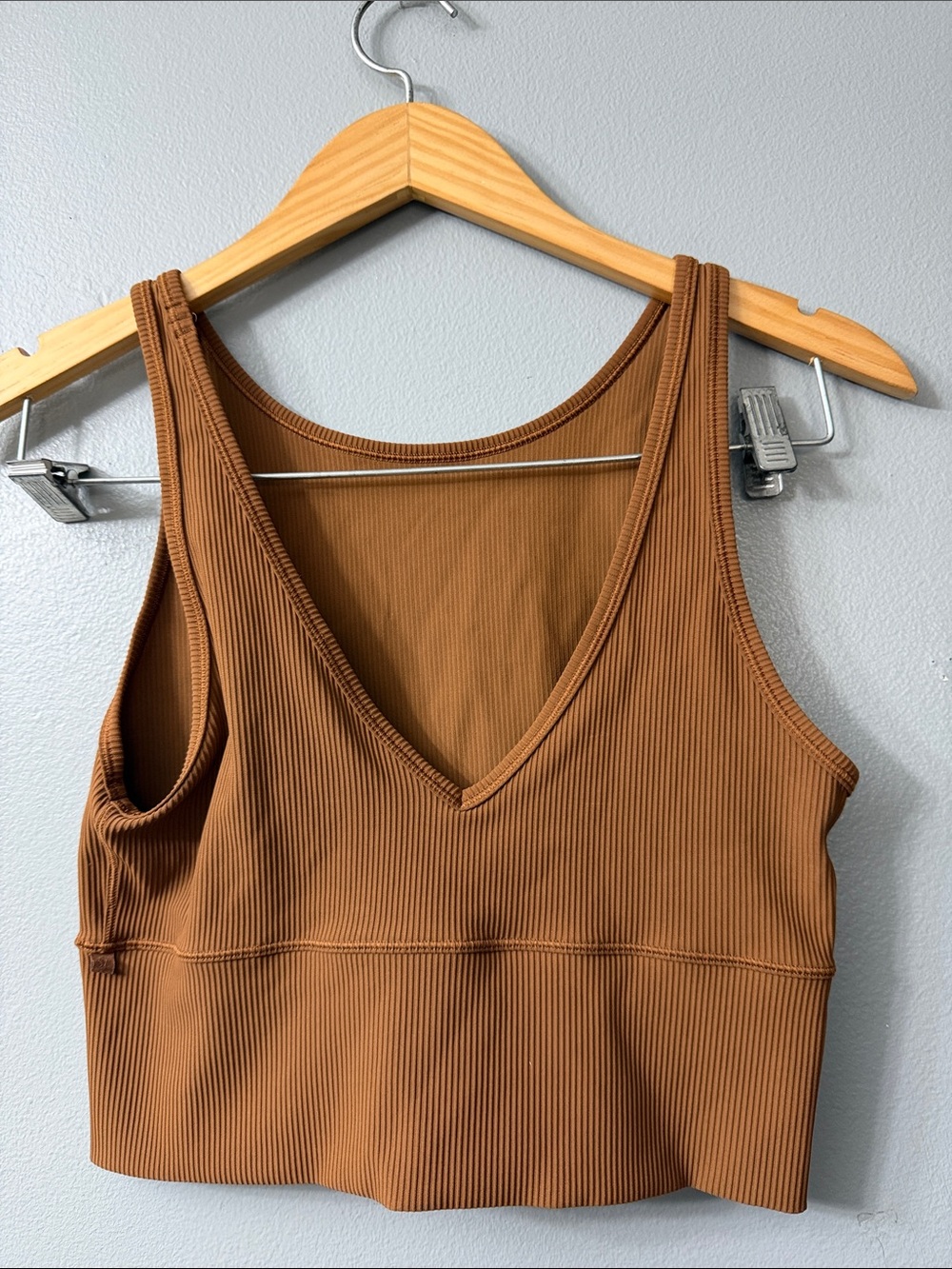 Lululemon power pivot Women’s Ribbed V-Neck Crop Tank Top — large